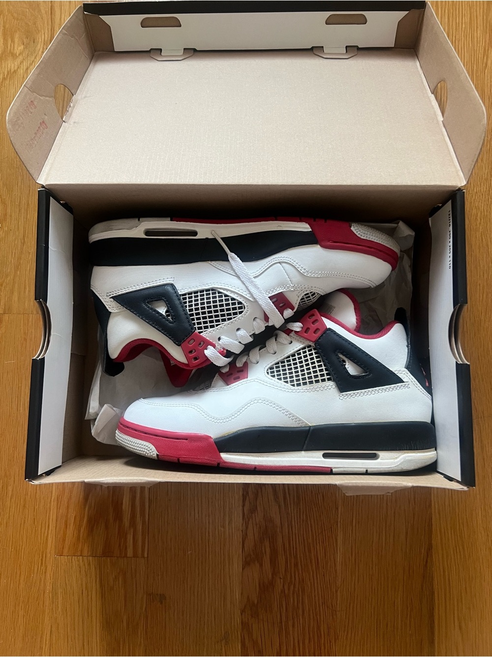 Air Jordan Retro 4 youth White/varsity red/black- size 4.5 kids- women’s 6.5